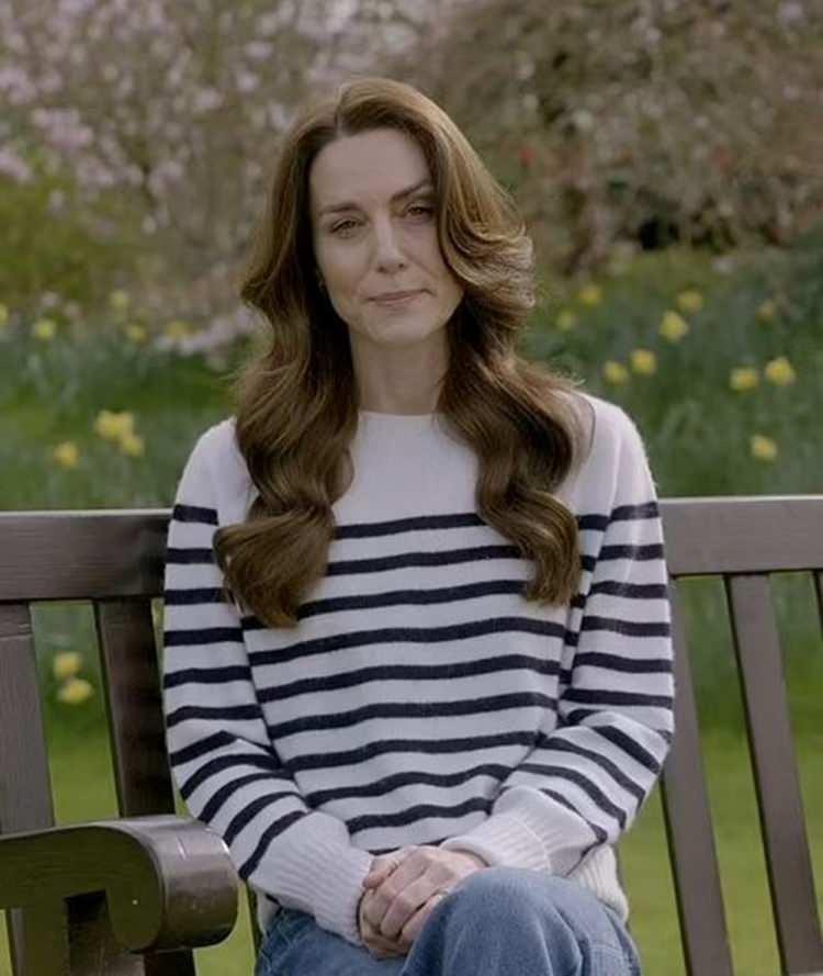 <p>Kate Middleton, "George, Charlotte ve Louis'e her şeyi onlara uygun bir şekilde açıklamak ve onlara iyi olacağıma dair güvence vermek zamanımızı aldı. Onlara da söylediğim gibi; İyiyim ve iyileşmeme yardımcı olacak şeylere odaklanarak her geçen gün daha da güçleniyorum. William'ın yanımda olması da büyük bir rahatlık ve güvence kaynağı. Çoğunuzun gösterdiği sevgi, destek ve nezaket gibi. Bu ikimiz için de çok şey ifade ediyor" dedi.</p>

<p> </p>
