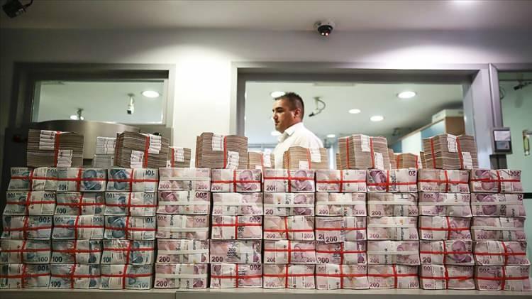 <p>Bu değişiklikle, kuaför, berber, mahalle bakkalı ve ayakkabı tamircisi gibi küçük esnafın emeklilik için gereken prim gün sayısı 9000'den 7200'e düşürülecek.</p>