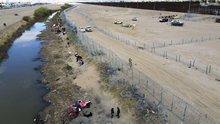 <p>Texas eyaletinde, polise Meksika sınırından ülkeye yasa dışı yollarla giren göçmenleri gözaltına alma yetkisi veren yasayı tekrar durdurma kararı alan Alito, bu kararın ne kadar süreceğine dair bilgi vermedi.</p>
