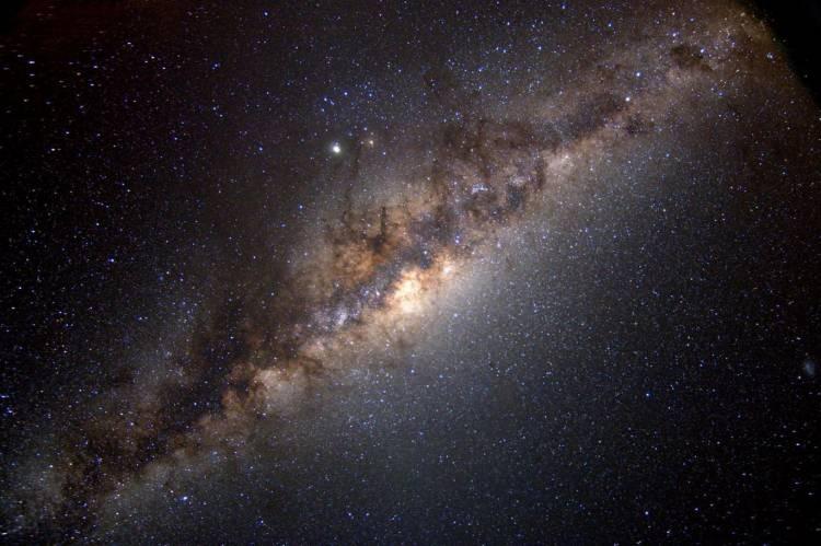 <p>Astronomların evrenin gelişimini daha iyi anlamasına yardım olacağı umulan araştırmanın makalesi, Astrophysical Journal'da yayımlandı.</p>
<p> </p>