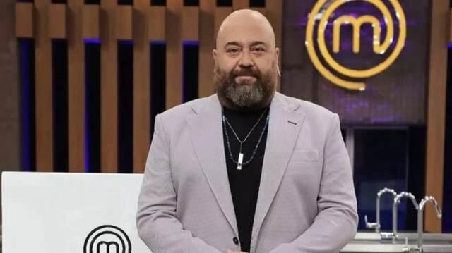 <p><strong>Giydiği kıyafetlerle sosyal medyada çok konuşulan ünlü şef son görüntüsüyle herkesi şaşırttı.</strong></p>