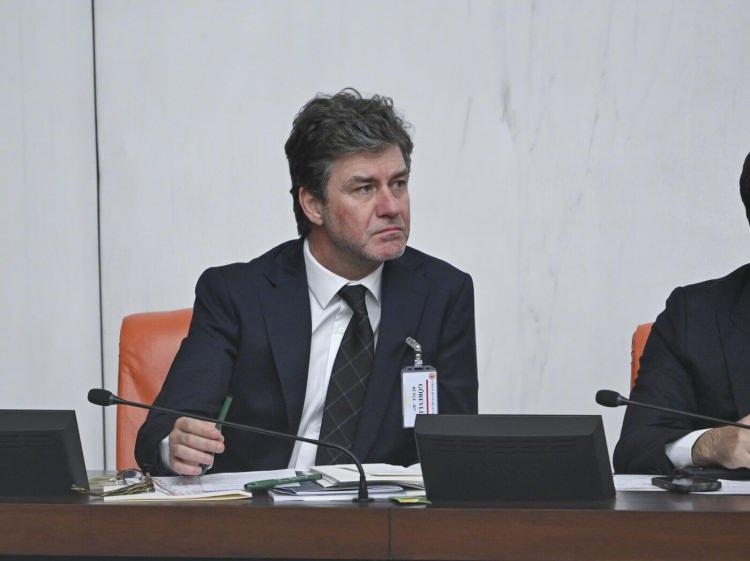 <p>. Açıkçası bu görev ilk teklif edildiğinde düşünmek için biraz zaman talep etmiştim. Bu köklü kuruma hizmet etmiş değerli eski genel müdürlerimiz, sanatçılarımız ve tüm teknik ekibimizin kıymetli çalışmalarını devam ettirmek ve yeni projelerle ülkemizin yüksek sanatını çok daha yukarılara taşıma sorumluluğunu üstlenmek önemli bir karardı.</p>