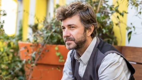 <p>Hayatımdaki en büyük değişiklik İstanbul'dan Ankara'ya taşınmak oldu. Bu süreçte en büyük destekçim olan eşim ve çocuklarımla birlikte Ankara'ya taşındık. Ankara, eğitim hayatımın büyük bir kısmının geçtiği ve çok özel anılara ev sahipliği yapan bir yer benim için. Aslında burada sanatçılardan oluşan ikinci ailemle tekrar buluştuk diyebilirim.</p>