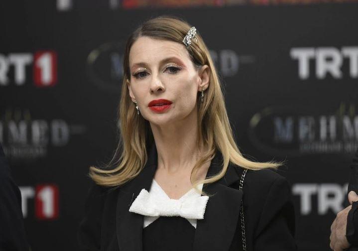 <p>Bir&ccedil;ok sosyal medya kullanıcısı&nbsp;&uuml;nl&uuml; oyuncunun tepkisine&nbsp;hak veren yorumlarda bulunurken kimi sosyal medya kullanıcısı da kazandığı para &uuml;zerinden tepkisini yersiz bulduğuna dair yorumlarda bulundu.&nbsp;</p>
