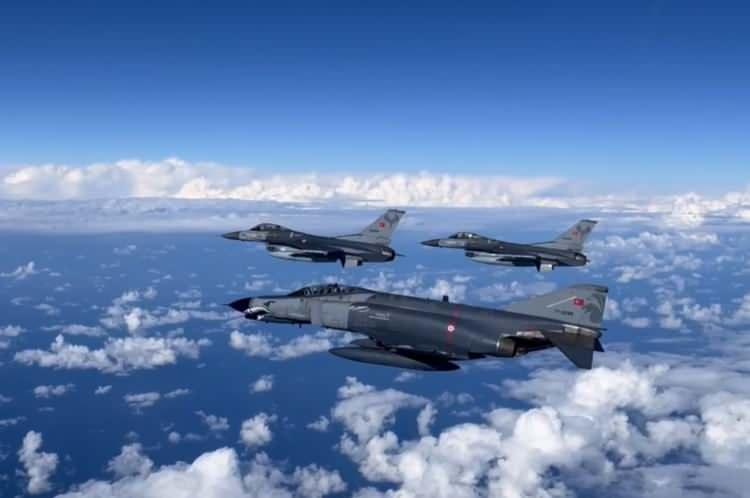 <p>Mili Savunma Bakanlığı, Hava Kuvvetleri Komutanlığına bağlı muharip ve destek uçaklarıyla Akdeniz'in uluslararası hava sahasında eğitim uçuşu icra edildiğini bildirdi.</p>
