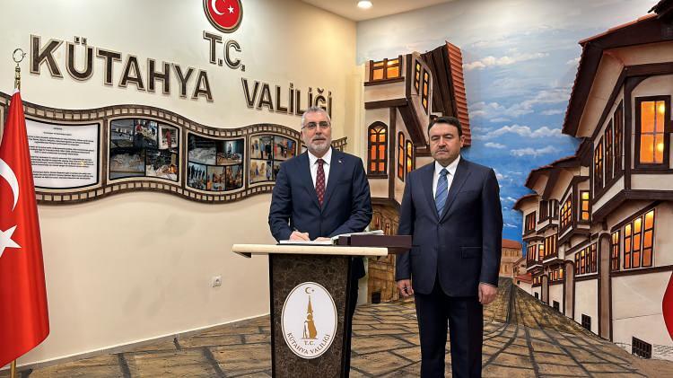 <p>Emeklilerimiz bizim başımızın tacı. Her zaman Sayın Cumhurbaşkanımız da ifade ettiler, refah düzeyimiz arttıkça, arta kalan bu geliri de çalışanlarımıza ve emeklerimize aktaracağız.</p>