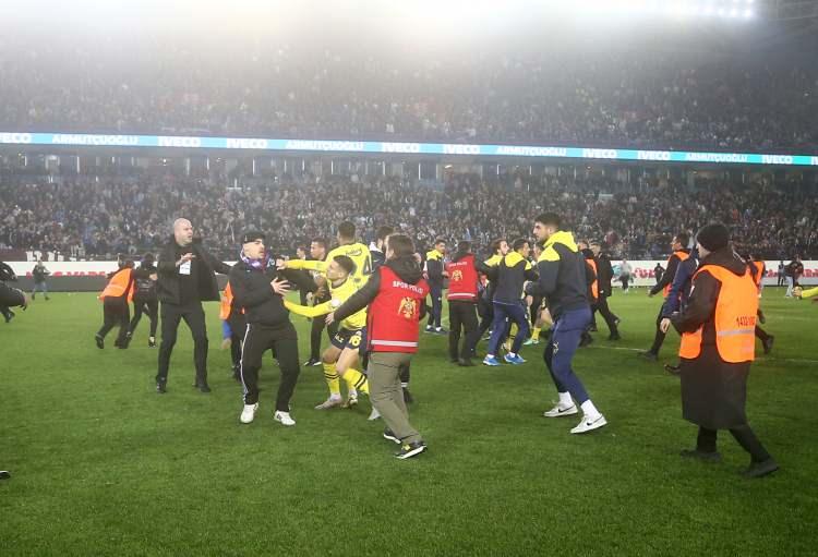 <p>Bu sırada çok sayıda taraftar sahaya indi. Orta saha bir anda karışırken, arbede yaşandı.</p>

<p>Çok sayıda güvenlik görevlilerinin araya girmesiyle, Fenerbahçe takımı güçlükle tünele girerek yeşil zeminden ayrıldı.</p>

<p> </p>
