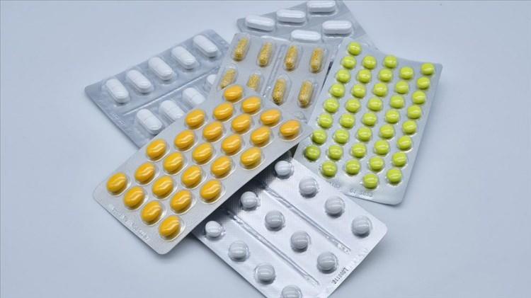 <p>Ağrı kesici kullanımı kesilmeli ve uygun koruyucu tedavi başlanmalıdır. Öğünlerde az miktarda yemek yemeli, düşük miktarda karbonhidratlı gıdalar tüketilmelidir."</p>