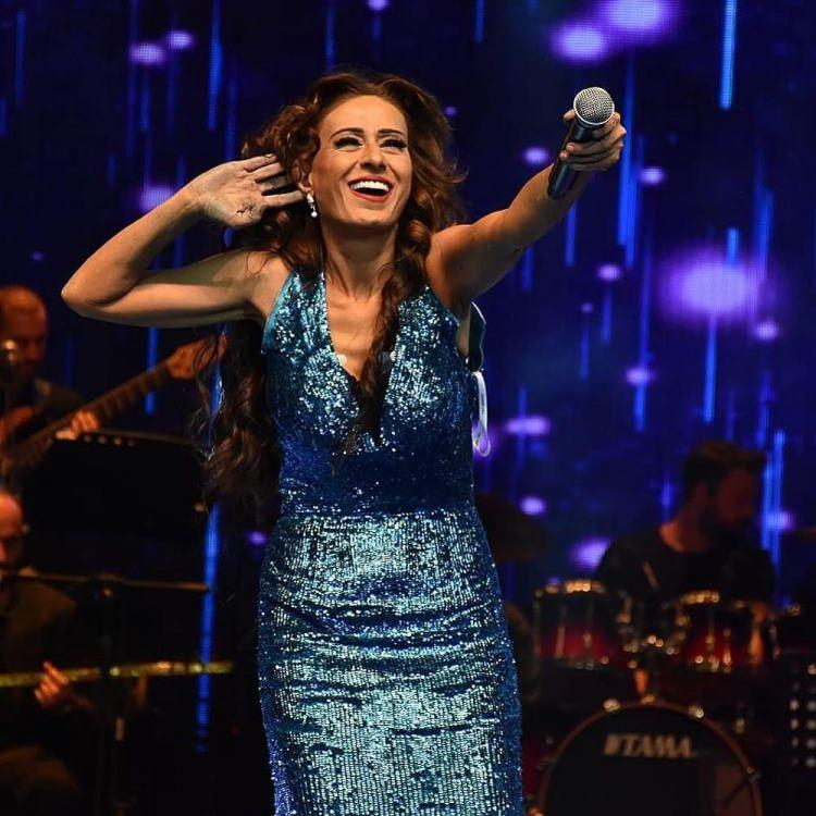 <p>Yıldız Tilbe'yi protokolden izlemenin bedeli ise tamı tamına 10 bin TL. </p>