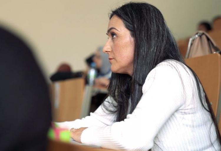 <p>Meslek lisesinden mezun olduktan sonra uygulanan kat sayı uygulamasından dolayı istediği bölüme yerleşemediğini dile getiren  Sevim Yücel, 41 yaşında  Ankara Yıldırım Beyazıt Üniversitesi’nde Beslenme ve Diyetetik bölümüne girdiğini söyledi.</p>
