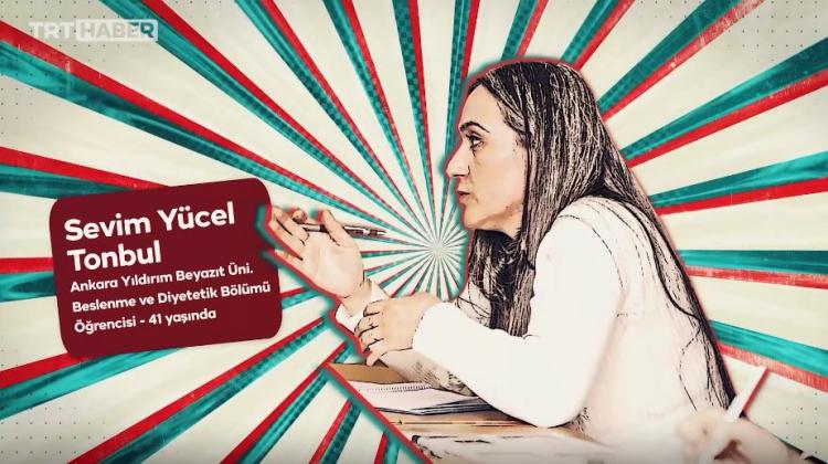 <p><span style="color:#800000"><strong>"ÇOCUKLARIMA ÖRNEK OLABİLMEK İÇİN BAŞLADIM!"</strong></span></p>

<p>Röportajı sırasında 2 çocuğuna da örnek olmak için üniversiteye döndüğünü belirten  Sevim Yücel; <em><strong>"Bir fakülteden mezunu olamamanın, bir meslek sahibi olamamanın eksikliğini hissetmeye başladım oğlum büyüdükçe. 34 yaş üstü kontenjan fayda sağladı bana. Bu sayede dört yıllık bir fakülte bitirme hayalim gerçek olacak. Çocuklarıma bir örnek olabilmek için başladım üniversiteye. İyi ki de yapmışım diyorum. Çok iyi geldi bana."</strong></em></p>
