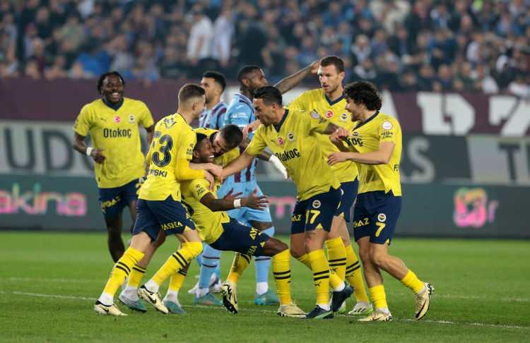 <p><strong>PORTEKİZ BASINI</strong></p>

<p><strong>A Bola:</strong> Trabzonspor-Fenerbahçe mücadelesinde Türkiye'de kaos.</p>
