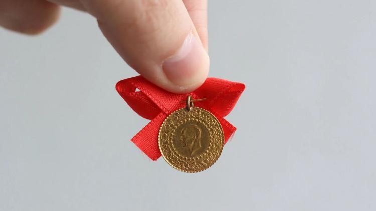 <p>Herkes almaya çalışırken, elinde gram altın olan vatandaşlar da bozdurmaya yanaşmıyor. 1 gram ve 5 gram altın piyasada çok az bulunurken, 10, 20 ve 50 gram altınlar bulunuyor.</p>