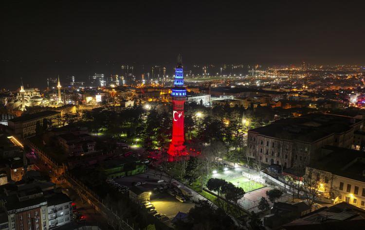 <p>Işık boyama tekniği ile Türk bayrağı yansıtılan yapılar görsel şölen oluşturdu.</p>
