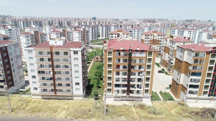 <p>İllere göre bu durum fark ediyor. Antalya’da özellikle Rusya-Ukrayna savaşı sonrasındaki kira fiyatlarının bir anda artması, daha sonra bu göçün sakinleşmesi ve tersine dönmesi ile kiralarda önemli düşüşler yaşanıyor.</p>
