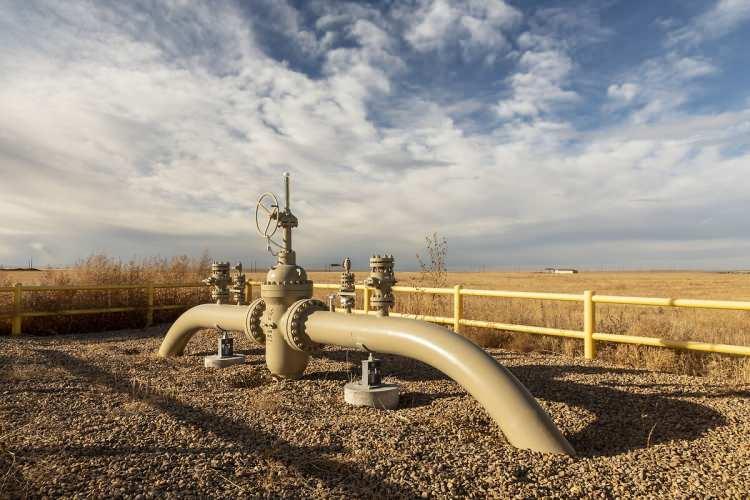 <p>ADNOC, "2030 akıllı büyüme vizyonu" çerçevesinde yaklaşık 30 milyar dolar maliyetli bir proje kapsamında Yukarı Zakum'un üretim kapasitesini 2024'e kadar günlük 1 milyon varile çıkarmayı planlıyor.</p>
<p>BAE, uyguladığı projeyle ülke genelindeki günlük yaklaşık 4 milyon varil üretim kapasitesini de 2027'ye kadar 5 milyon varile ulaştırmayı hedefliyor.</p>