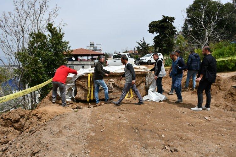 <p>Hatay'ın Antakya ilçesi Yeşilpınar Mahallesi'nde, Fevzi M'ye ait evin bahçesinde ekiplerce yapılan elektrik altyapısı çalışması sırasında lahit bulundu.</p>
