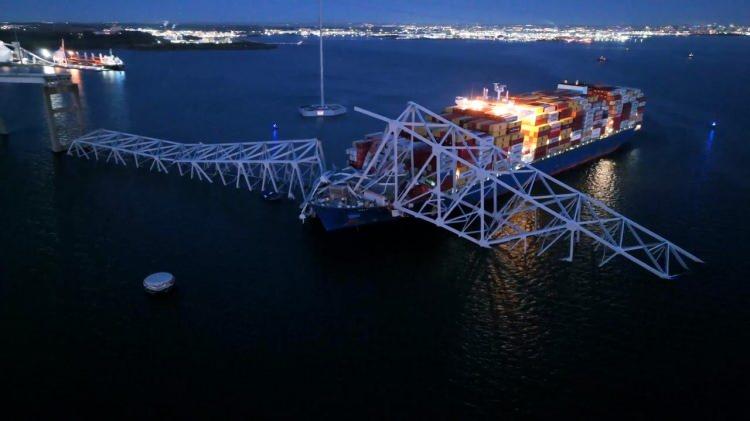<p>AFP'ye göre çarpmanın etkisi ile yıkılan köprü ABD'nin önemli limanlarından biri olan Baltimore Limanı'na girişi kapatmış durumda. </p>
