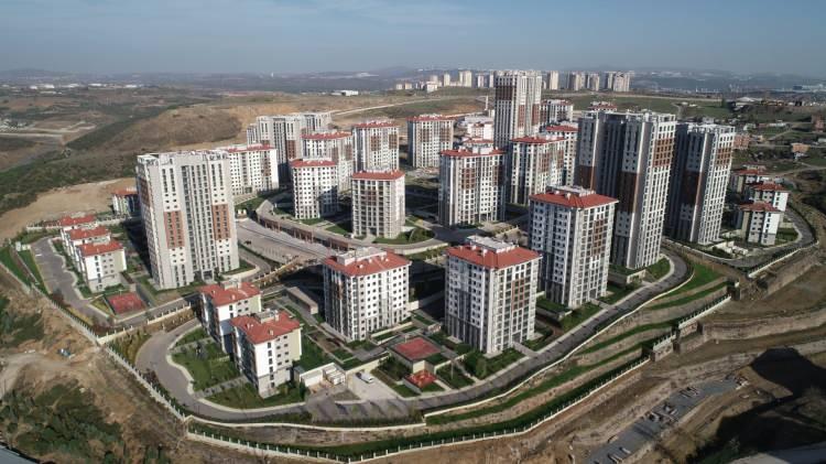<p>YENİ KONUT KREDİSİ KAMPANYASI GELECEK Mİ?<br />
<br />
Bu sene kentsel dönüşüm çerçevesinde desteklere şahit olacağız. Yarısı Bizden ile 2.5 milyon TL’ye kadar yüzde 0.69 faiz ile 180 ay vadeli kentsel dönüşüm kapsamında verilecek krediler yoğunluklu bir şekilde bütçede yer tutacaktır. Hükümetin inşaat sektörünü hareketlendirmekle ilgili düşüncesi bu. Kentsel dönüşümle hibe çerçevesinde bir planlama yapılıyor diyebiliriz. İlk kez ev alacaklara yönelik yeni kredi paketini bu sene içerisinde aktif bir şekilde görebileceğimizi değerlendirmiyoruz.</p>
