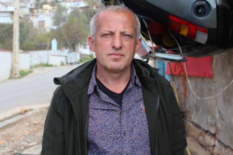 <p> Arabayı astığı için çok mutlu olduğunu da dile getiren Aydın “Arabayı asalı 28 gün oldu. Ne çarşıya gidiyorum, buradayım, kafam çok rahat. İyi ki asmışım. İyi bir karar vermişim. 28 günde günlük 50 bin lira yerdim. Bir milyon 400 lira karım var. Cezası 2 yıl devam ediyor. O zaman bakacağım, 2 yıl garanti. Kesinlikle 2 yıl duracak. Başka araba aldım, ona bineceğim. Bu duracak, bu cezalı. Niye astın diyorlar. Araba sarhoş oluyor sağa sola çarpıyor dedim. Bazen birileri arıyor, satılık mı diyor. Satılık değil kardeşim diyorum. Bu arabaya 400 bin lira veriyorlar. Ben arabayı vermedim. Burada çalışıyor araba. Orada dursun bakalım. Çünkü beni yoldan çıkardı. Şu an çok mutluyum. Arabayı asmakla iyi bir karar vermişim. Arabayı astım ya, ikimiz de kurtulduk. O da rahat ben de rahatım” dedi.</p>