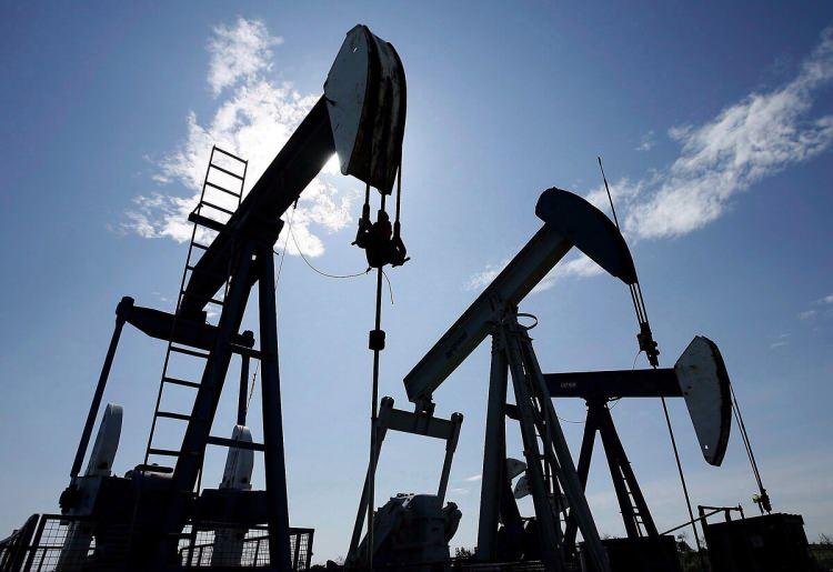 <p><strong>SUUDİ ARABİSTAN'DAKİ ZULUF PETROL SAHASI</strong></p>

<p>Basra Körfezi'nde bulunan dev açık deniz petrol sahası olan Zuluf, Suudi Arabistan'ın Dahran kentinin yaklaşık 240 kilometre kuzeyinde yer alıyor.</p>

<p>Aramco'nun sahibi olduğu ve işlettiği Zuluf sahasında 1973'ten beri üretim yapılıyor.</p>

<p>Sahanın mevcut petrol üretim kapasitesi günlük 800 bin varil civarında seyrediyor. Üretimi artırmak için sahada büyük bir genişletme projesi yürütülüyor.</p>
