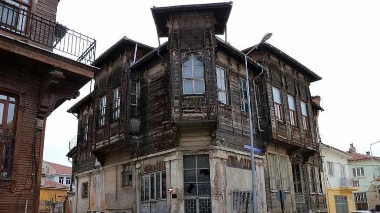 <p>Sezai Yıldız da çalışmalardan memnun olduğunu anlatarak, "Çevrede çok çöp vardı ve çok gürültü oluyordu eğlence mekanlarında. Muhtarımız hepsini çözüme kavuşturdu" diye konuştu.</p>

<p> </p>

<p> </p>
