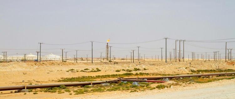 <p><strong>IRAK'TAKİ RUMEYLE PETROL SAHASI</strong></p>

<p>Irak’ın güneyinde Kuveyt sınırı yakınlarında bulunan Rumeyle petrol sahası, günlük 1,5 milyon varil petrol üretimi kapasitesiyle Orta Doğu'nun üçüncü büyük petrol sahası kabul ediliyor.</p>

<p>Irak’ın toplam petrol üretiminin üçte birini karşılayan Rumeyle, 1953’te keşfedildi.</p>
