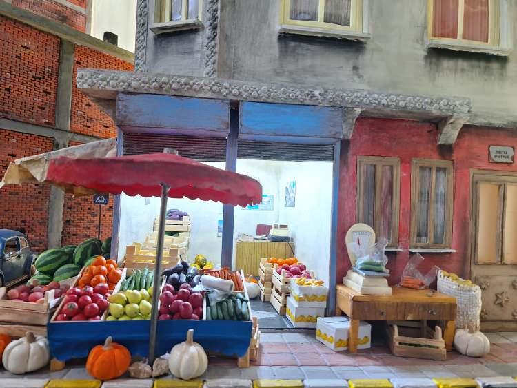 <p><strong>Diorama yaşanmışlıkları ele alıyor. Mesela bir yapıt için süreç 3-4 ay kadar sürüyor. O yapıtı yaparken bu yapıtla ilgili veyahut da o işle ilgili, veyahut da o mahalleyle, sokakla ilgili hangi anılarımız var? Bunları yansıtmaya çalışıyorum”</strong> diye konuştu.</p>