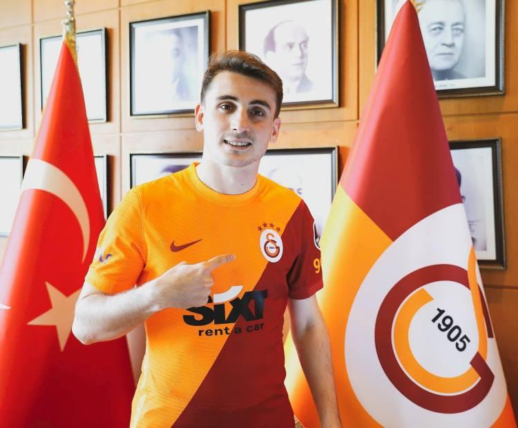 <p><span style="color:#800080"><strong>"İNSANLIK NEYİ BEKLİYOR"</strong></span></p>
<p>Ünlü futbolcu sosyal medya hesabından yaptığı paylaşımda insan hakları söz konusu olduğunda uygulanan çifte standarta işaret etti.</p>