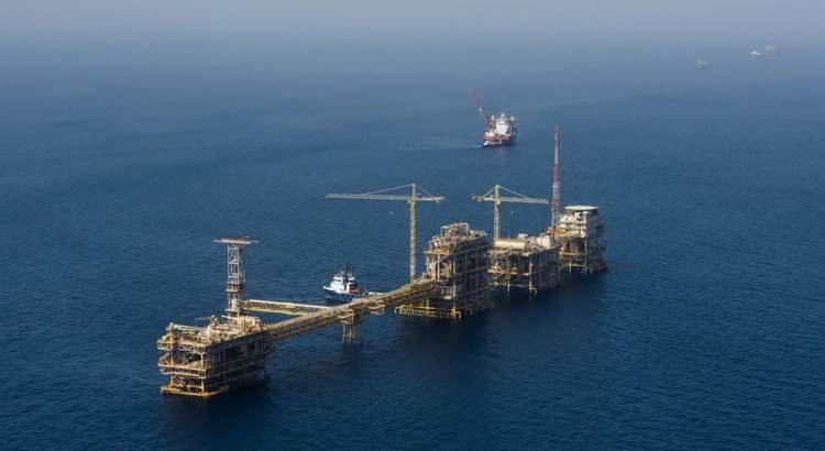 <p>İran Ulusal Petrol Şirketine göre, ülke yaklaşık 158 milyar varil ham petrol rezervine sahip.</p>
<p>Buna karşılık ABD'nin uyguladığı ağır yaptırımların gölgesinde petrolünü satmakta zorlanan İran'ın çoğunlukla yabancılardan kaynaklı yatırım eksiklikleri nedeniyle üretim kapasitesi düştü. Petrol Bakanlığının verilerine göre, İran şu an günlük toplam 3 milyon varil petrol üretimi yapıyor.</p>