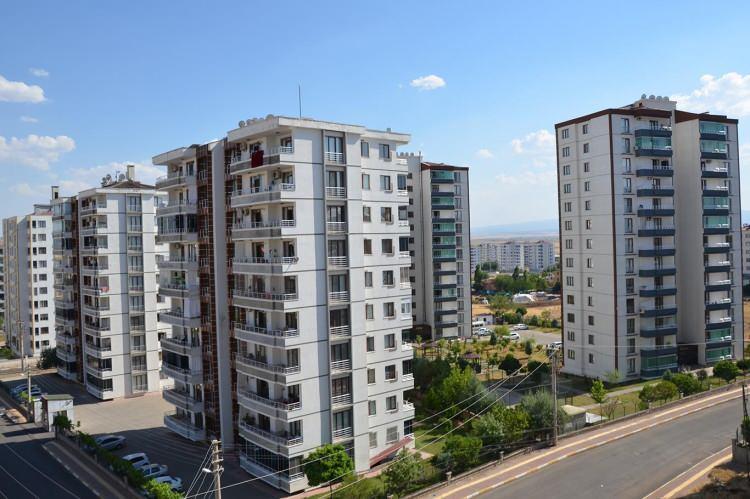 <p>KİRALARDA DÜŞÜŞ DÖNEMİ BAŞLADI</p>
<p>İllere göre bu durum farklılık gösteriyor. İstanbul ve İzmir’de kira fiyatları düşerken Ankara’da biraz daha yükseldi. Ankara’daki fiyatlar biraz daha geriden geliyordu diyebiliriz. Genel anlamda kira fiyatlarında hissedilir bir yavaşlama gözüküyor.</p>