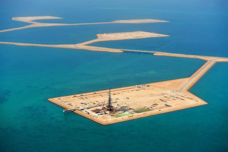 <p><strong>SUUDİ ARABİSTAN'IN ŞEYBE PETROL SAHASINDA ÜRETİM KAPASİTESİ GÜNLÜK 300 BİN VARİL ARTIRILDI</strong></p>
<p>Şeybe petrol sahası, Suudi Arabistan’ın güneydoğusundaki Rubülhali Çölü’nde, BAE sınırı yakınlarında yer alıyor.</p>
<p>1998'de keşfedilen ve aynı yıl üretime başlanan petrol sahasında Aralık 2022’de iki büyük proje hayata geçirildi.</p>
<p>Ham petrol genişletme projesiyle Şeybe'nin günlük üretimi 300 bin varil artırıldı ve 1 milyon varile yükseltildi.</p>
<p>Ayrıca, Şeybe'deki günlük doğal gaz üretim kapasitesi de 4,4 milyon standart fit küpe çıkarıldı.</p>