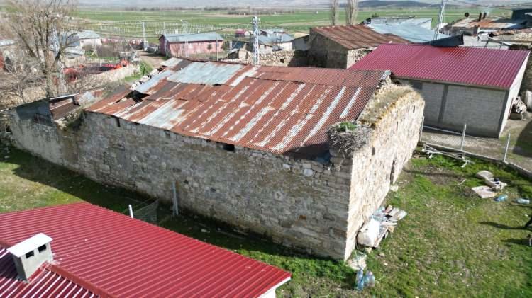 <p>Kilisenin girişine ise satılık yazısı asıldı.</p>