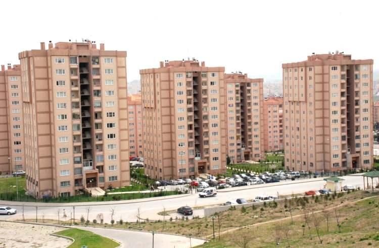 <p>Konut fiyatlarında reel anlamda birkaç ay daha düşüşler devam edebilir. Mevsimsel etki devam ediyor. Benim genel kanaatim nispeten yaz dönemine doğru konut fiyatlarında artışları görebiliriz.</p>