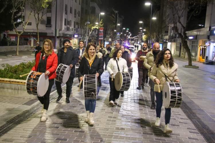 <p>Geleneklerin yaşatılması için çalışma yürüten öğretmenlere teşekkür eden Vali Ergün, öğretmenlerle hatıra fotoğrafı çekildi.</p>

<p> </p>
