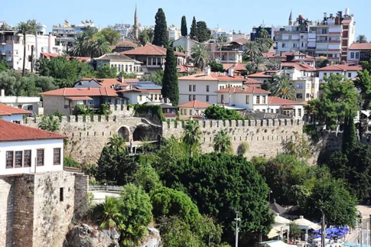 <p>Batı Akdeniz Muhtarlar Federasyonu Başkanı Nazif Alp, en genç muhtar adayının 22, en yaşlısının 84 yaşında olduğunu söyledi. Bazı mahallelerde 15 muhtar adayı olduğunu belirten Alp, “6 bin aday seçimde yarışıyor. Herkes para için yapmıyor bu işi. Gençlerimiz çok ilgi duyuyor. Şu an 22 kadın muhtarımız var. Bu seçimde 913 muhtar adayının yüzde 10’u kadın" dedi.</p>
<p> </p>
<p> </p>