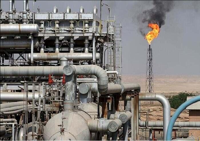 <p><strong>BAE'DEKİ YUKARI ZAKUM</strong></p>
<p>Yukarı Zakum Petrol Sahası, BAE devletine ait petrol şirketi ADNOC'un işlettiği en büyük üretim sahası. Dünyanın ikinci en büyük açık deniz petrol sahası olan Yukarı Zakum'da günlük 750 bin varil ham petrol üretimi yapılıyor.</p>
<p>Yaklaşık 10 milyar dolara mal olan geliştirme projesinin tamamlanmasının ardından sahanın üretim kapasitesi günlük 500 binden 750 bine varile çıkarıldı.</p>