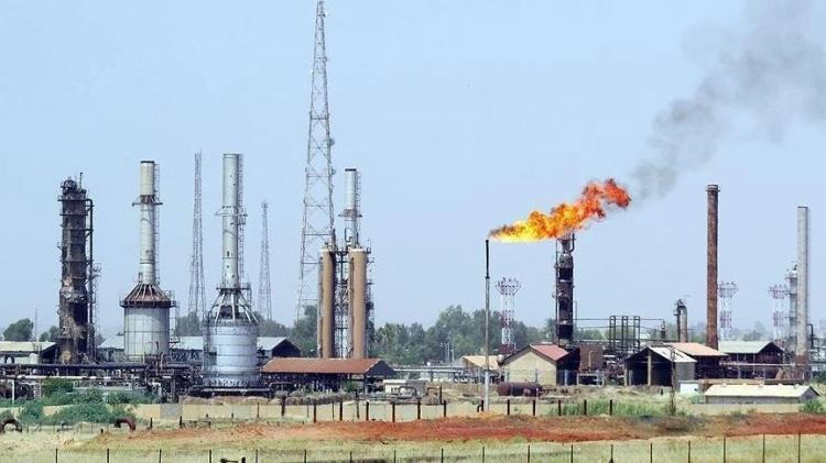 <p><strong>İRAN'IN EN BÜYÜK PETROL ÜRETİM MERKEZİ AHVAZ</strong></p>
<p>İran'ın en büyük petrol sahası Ahvaz, yaklaşık 37 milyar varili çıkarılabilir olmak üzere toplam 66 milyar varil petrol rezervine sahip.</p>
<p>Ülkenin güneybatısında yer alan Ahvaz, toplam rezerv bakımından dünyanın en büyük üçüncü petrol sahası kabul ediliyor.</p>