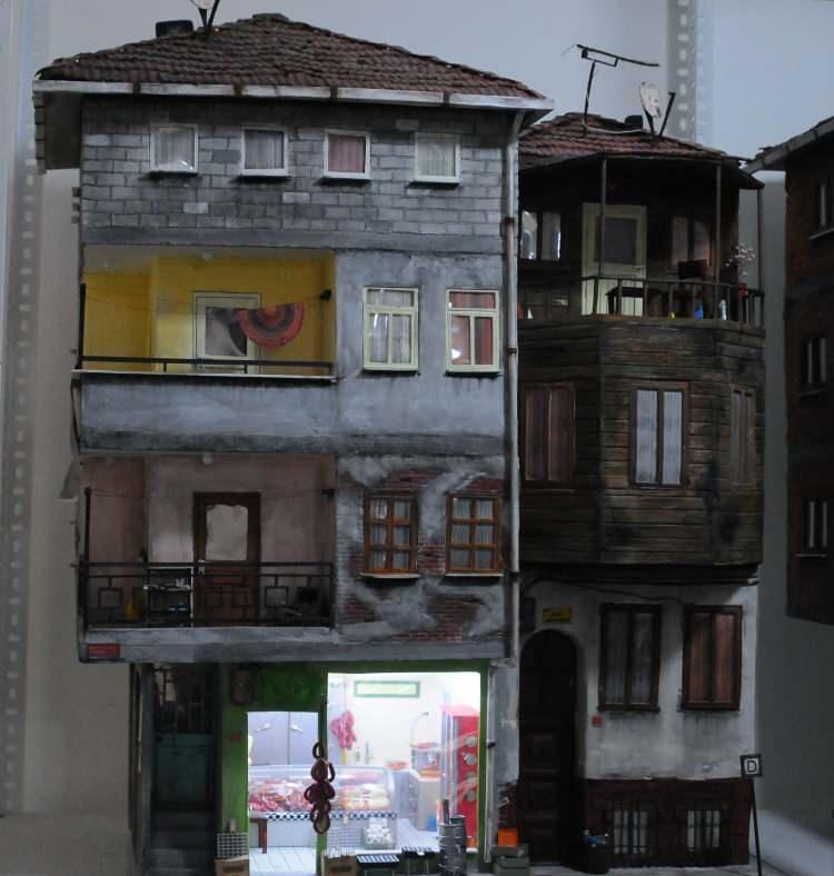 <p>Yaptıklarının gerçeğiyle birebir olmasını isteyen İsmail Kuş, bina ve dükkan gibi yapıların her detayını incelemeye başladı.</p>
