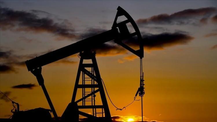 <p><strong>ORTA DOĞU'DAKİ EN BÜYÜK 15 PETROL SAHASINDAN GÜNLÜK 15 MİLYON VARİL PETROL ÇIKARILIYOR</strong></p>
<p>Öte yandan dünya petrol rezervlerinin yüzde 48,3'lük kısmına sahip Orta Doğu ülkeleri küresel petrol piyasasında vazgeçilmez bir konumda bulunuyor.</p>