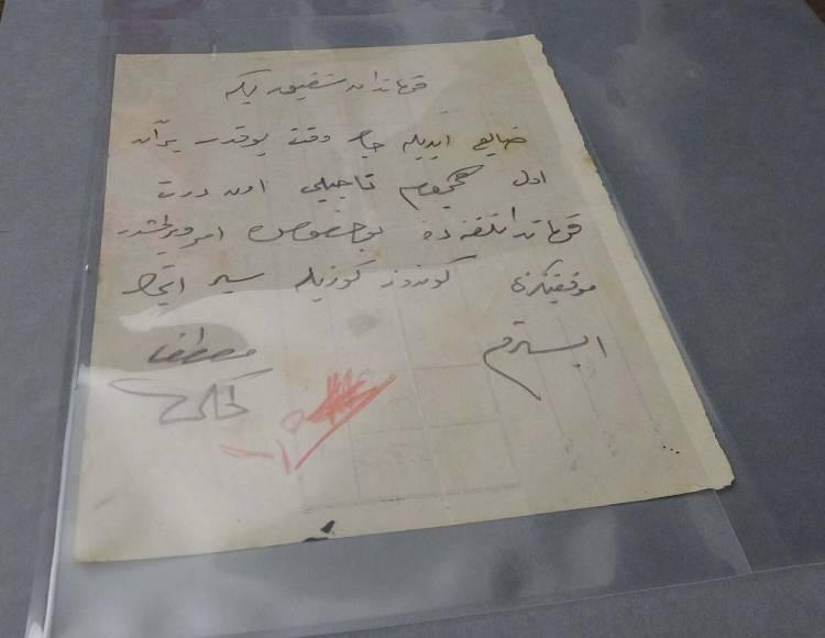 <p>"Belki de o zor şartlarda ertelenebilecek, ertelenmesi düşünülen bir taarruzu bile asla gecikmeye mahal vermeden 'Başarılarınızı, taarruzu gündüz gözüyle görmek isterim' şeklinde ifade ediyor. Bu da şu demek oluyor; vakit geçirmeden, düşmana herkes bir sel gibi atılıp, düşmanı boğup geri püskürtüyor. Çanakkale işte böyle geçilmez oldu. Mehmetçiğin büyük fedakarlığı, büyük kararlılığı, Türk subaylarının da hem çok iyi sevk ve idaresi hem de büyük azmi ve disiplin sayesinde. Çanakkale'deki başarının altındaki temel sebep budur." </p>

<p> </p>
