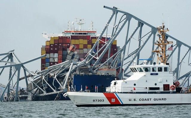 <p>ABD'nin Maryland eyaletine bağlı Baltimore kentinde bulunan Francis Scott Key Köprüsü'ne dün yerel saatle 01.30 civarında büyük bir kargo gemisi çarptı, çarpmanın ardından gemide yangın çıkmıştı.</p>
