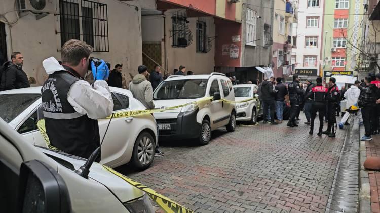 <p>Olay, saat 10.40 sıralarında Beyoğlu'nda bulunan Nusretiye Camii'nde yaşandı. Bir kişinin silahla ateş ederek intihar ettiği y&ouml;n&uuml;nde yapılan ihbar &uuml;zerine olay yerine polis ve sağlık ekipleri sevk edildi.</p>
