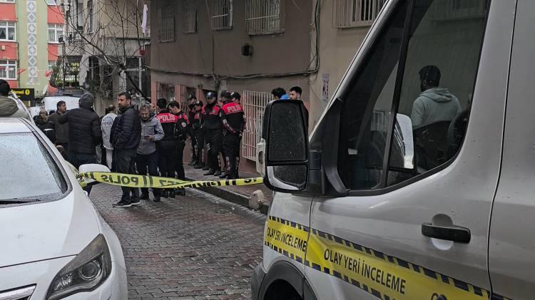 <p>Anne ve kızın cansız bedenleri&nbsp;olay yerinde yapılan incelemelerin ardından Adli Tıp Kurumu'na kaldırıldı.&nbsp;</p>
