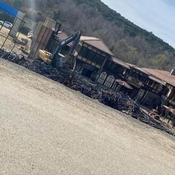 <p>&nbsp;Yangın &ccedil;ekimlerin olmadığı saatte yaşandığı i&ccedil;in herhangi bir yaralanma yaşanmadı.</p>
