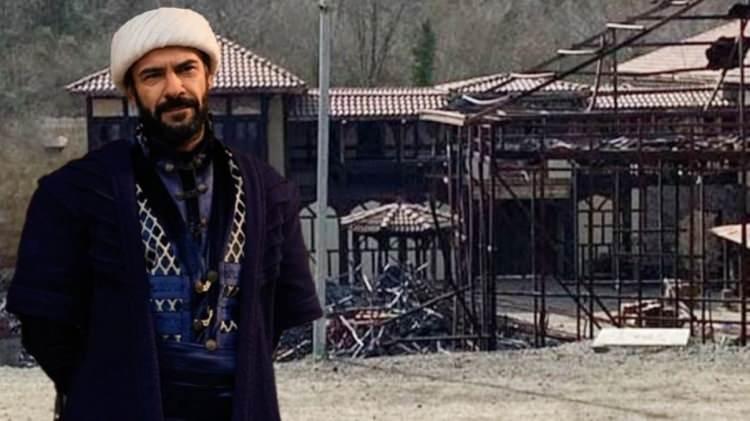 <p><span style="color:#800000"><em><strong>Yapımcılığını Mehmet Bozdağ'ın &uuml;stlendiği, y&ouml;netmen koltuğunda Kamil Aydın'ın oturduğu, senaryosunu İsa Yıldız'ın yazdığı &ldquo;Aziz Mahmud H&uuml;dayi Aşkın Yolculuğu&rdquo; dizisi setinde yangın &ccedil;ıktı.</strong></em></span></p>
