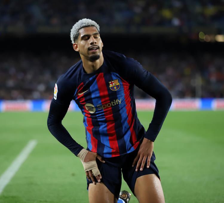 <p><strong>BARCELONA SÖZLEŞMESİNİ UZATMAK İSTİYOR</strong><br />
<br />
Yaz transfer döneminin gözde isimlerinden biri olması beklenen Ronald Araujo için kulübü Barcelona da harekete geçti.</p>
