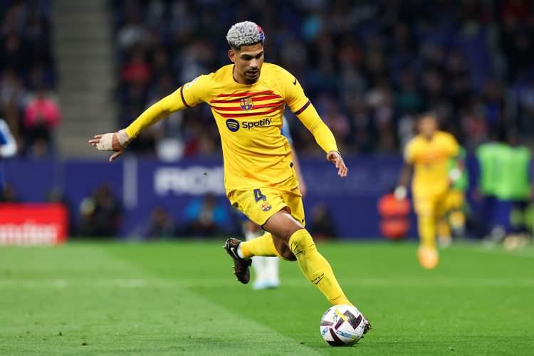 <p> </p>

<p><strong>ARAUJO, BARCELONA'YA YANIT VERMEDİ </strong><br />
Haberde, Uruguaylı savunma oyuncusunun henüz Barcelona'ya cevap vermediği belirtilirken, şu an için ilk hedefinin ise sezonu sakatlık yaşamadan tamamlamak olduğu aktarıldı.</p>

<p> </p>
