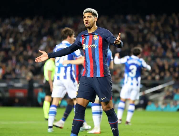 <p>Bu sezon Barcelona ile 31 maça çıkan Araujo, bu karşılaşmalarda 1 gol kaydetti.<br />
</p>