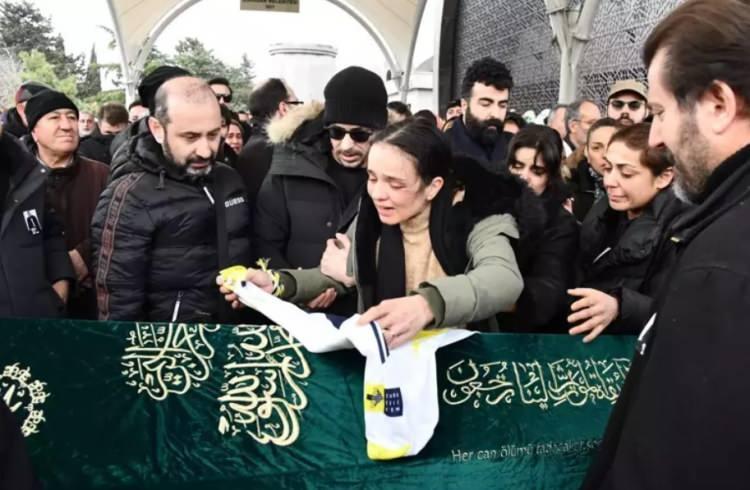<p>Gerçekleşen kazada ağır yaralanarak hastaneye kaldırılan Efe Deprem, yapılan tüm müdahalelere rağmen hayata tutunamadığı öğrenilmişti. </p>